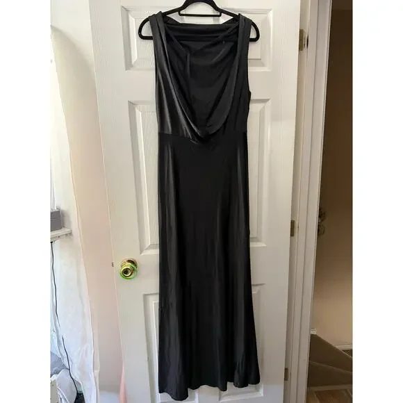 Beautiful Long Black Fitted OYS Dress With Low Back NWOT Size Large - Picture 2 of 4